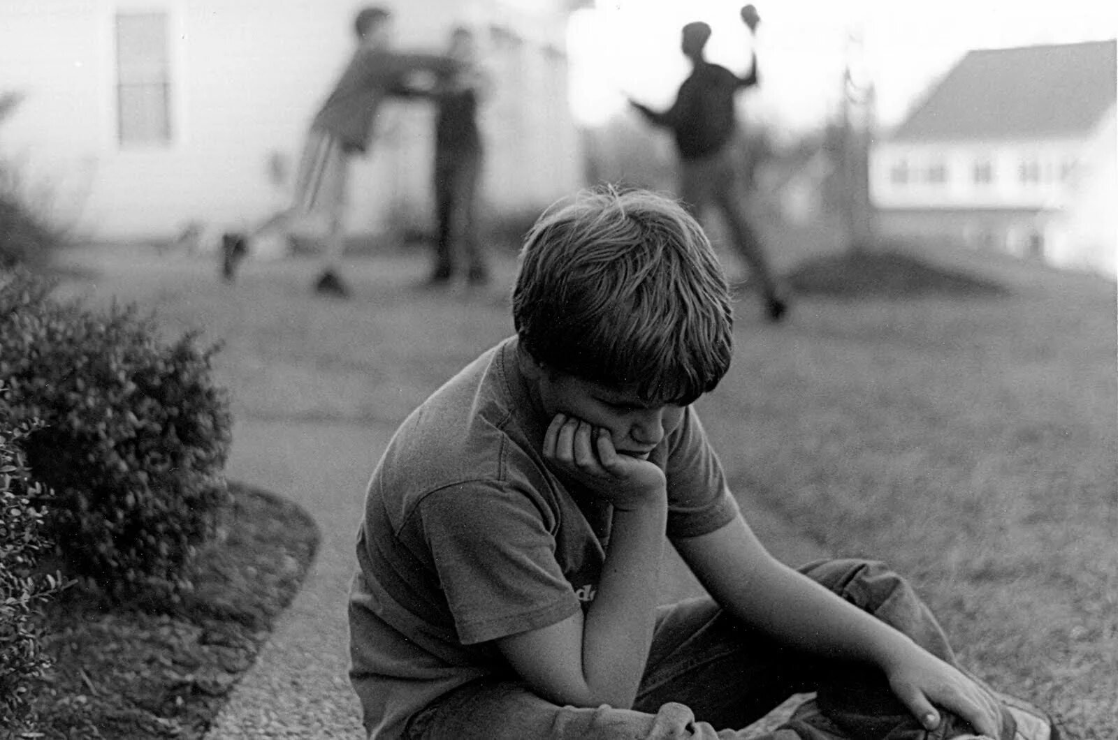 Sad us. Подросток грустит со спины. sad. социальная боль. людям скучно людям горе.