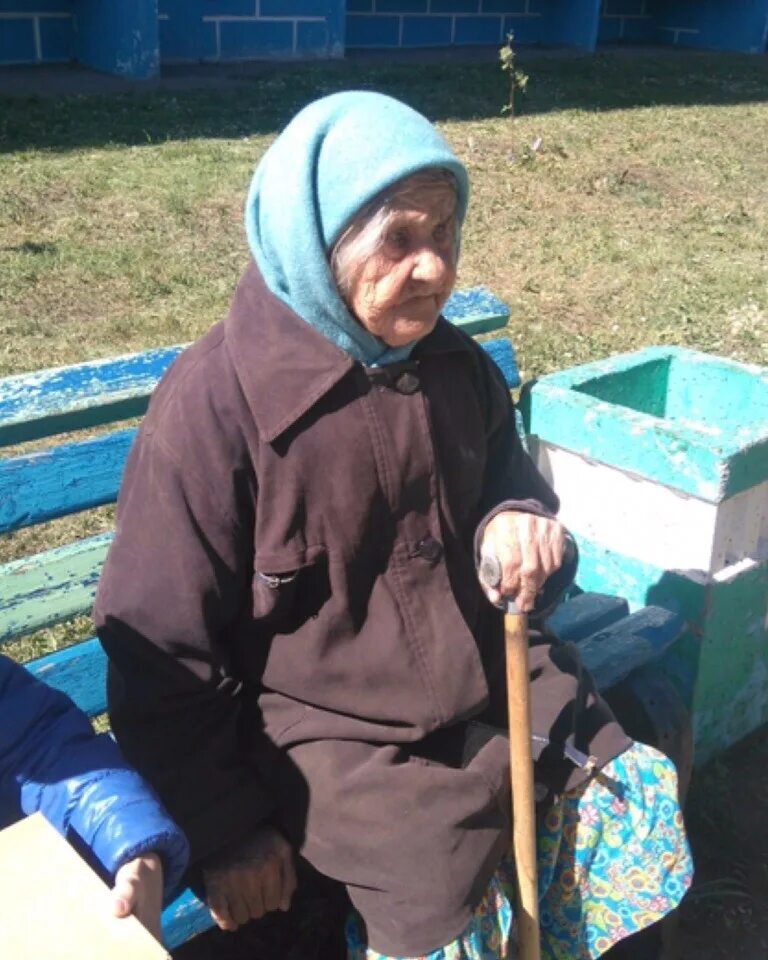 Почему с бабушкой не сидишь