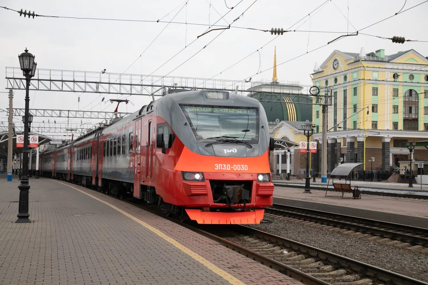 Во сколько электричка красноярск. Электропоезд эп3д Красноярск. Красноярск Красноярская железная дорога. Красноярская железная дорога электропоезда. ЖД вокзал Красноярск электричка.