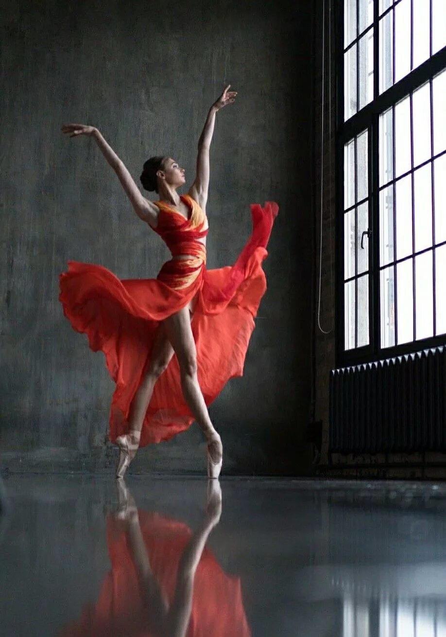 Девушка танцует балет. Мир танца в объективе кена бровара и деборы ори. Эшли бенефилд балерина. Тансо. Красивый балет.