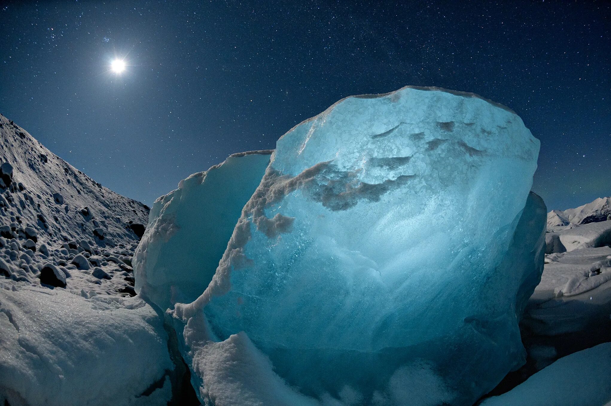 Большой кусок льда. Меркурий ледники. Ледяная глыба. Лунный лед. Ледяная Луна.