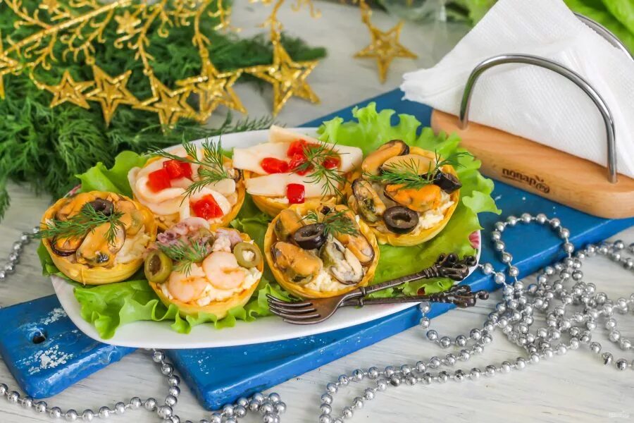 Тарталини с морепродуктами. Новогодние блюда. Новогодний стол с морепродуктами. Блюда на столе.