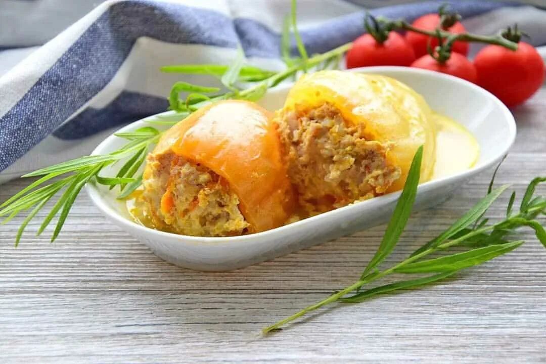 Фаршированные перцы с фаршем. Перец фаршированный курицей. Фаршированные перцы с куриным фаршем и рисом. Перец фаршированный с курирымфаршем. Фаршированные перцы с курицей