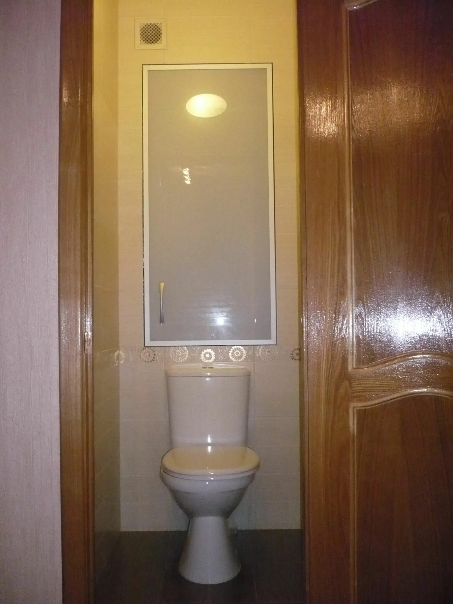 Сантехнический шкаф в туалет. Сантехнические двери в туалет. Двери для шкафчика в туалете. Сантехническая дверка в туалет.