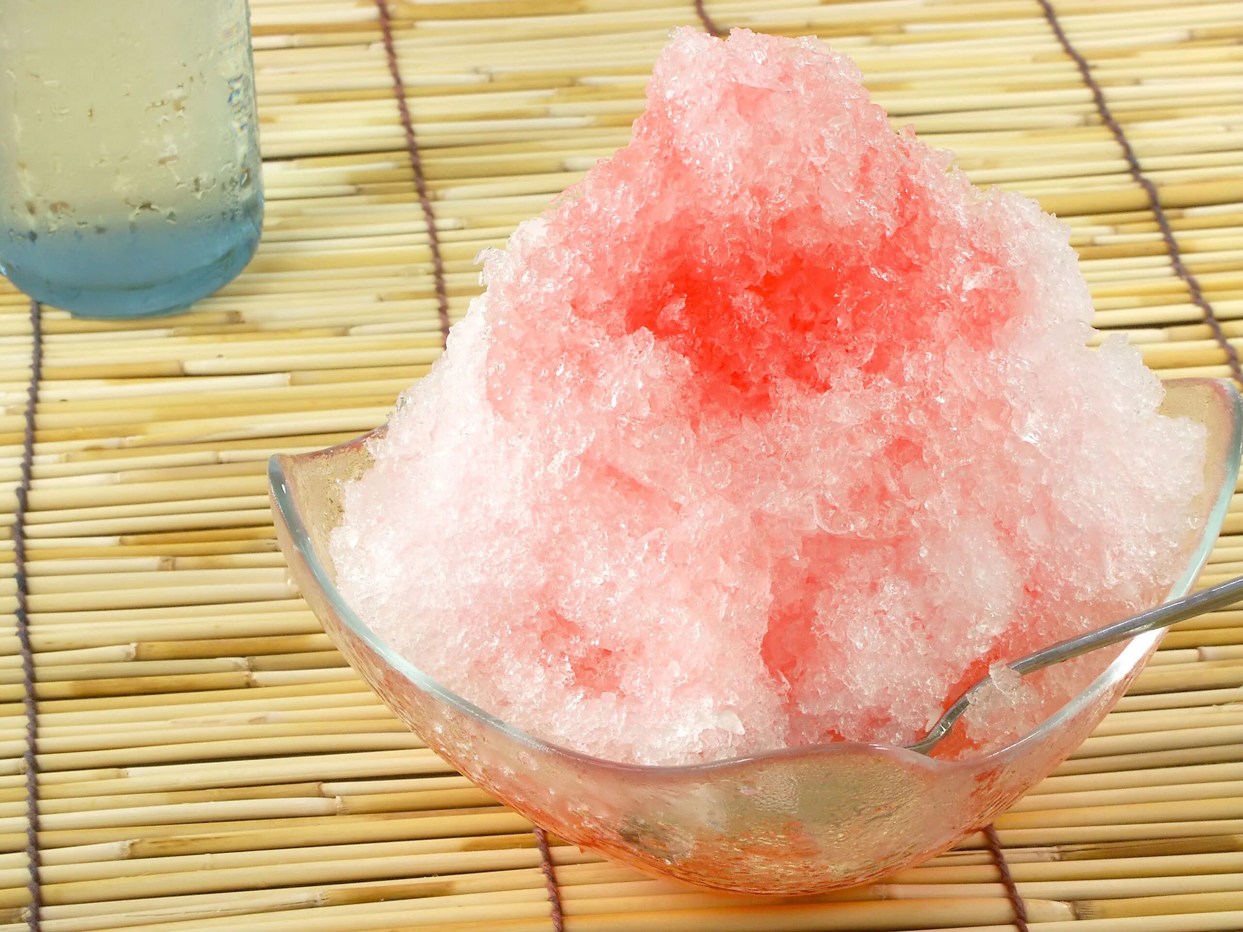 строганный лед десерт. тертый лед. мороженое snowcone. какигори японское мороженое. строганый лёд.