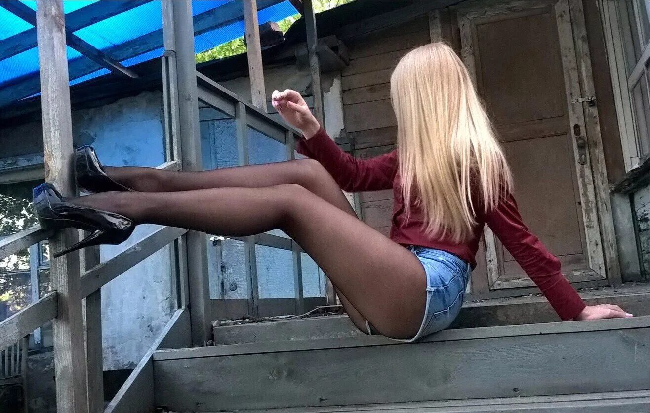 Девушка в мини юбке раздвигает