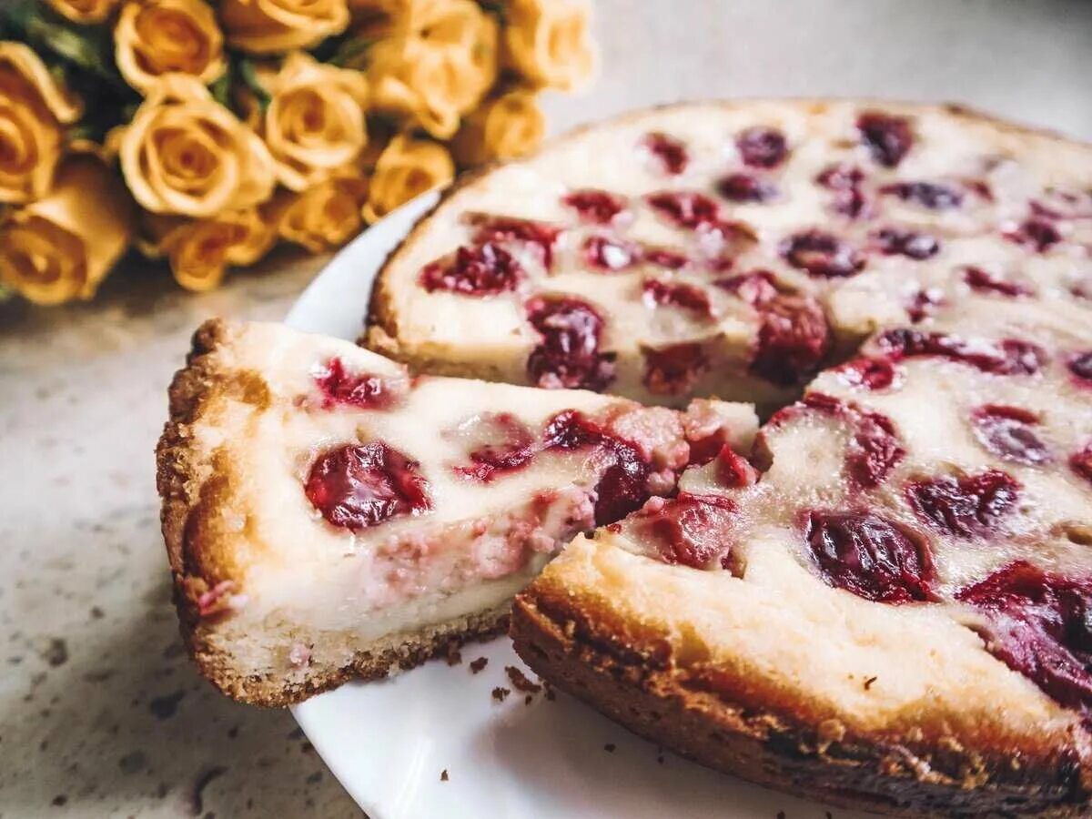 Цветаевский малиновый пирог. Кростата вишневая. Пирог песочное тесто с творогом и ягодами. Пирог с творогом. Пирог с творогом и вареньем.