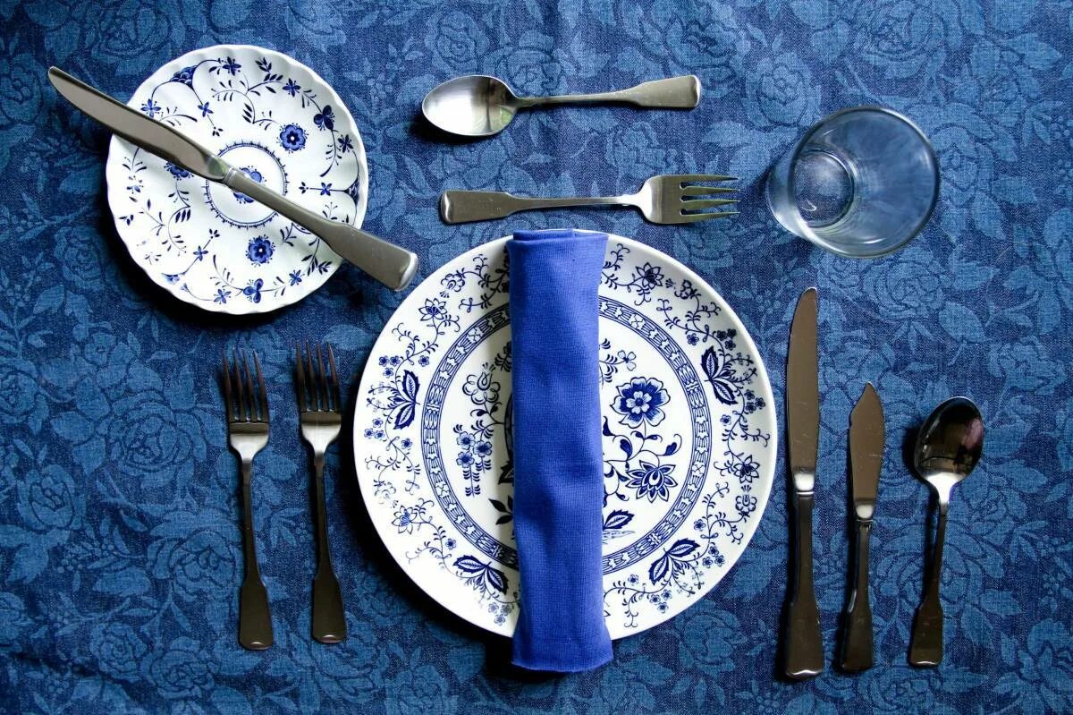 Set he table