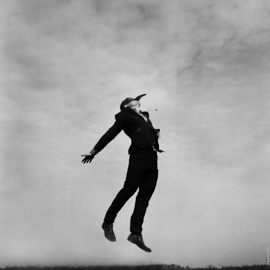 Падающий человек. Человек летит на зонтике. Танцующая девушка. Человек в воздухе. Летающий человек.