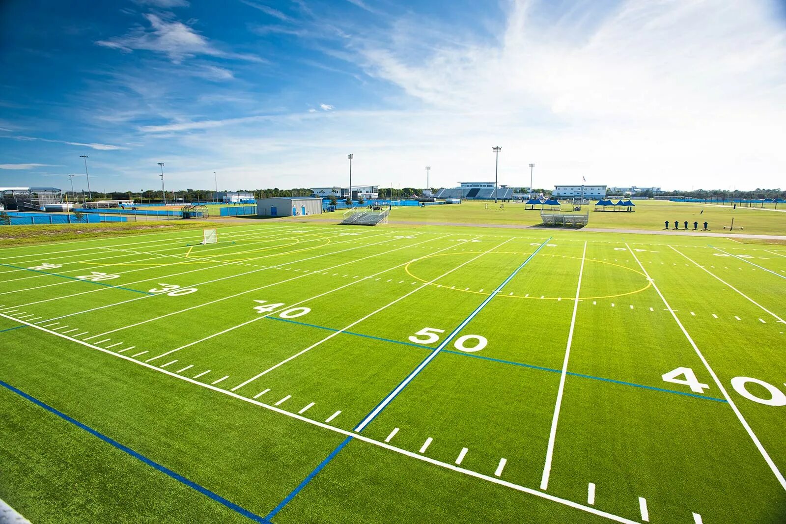 Own the field. Спортивное поле. спортивный газон. sports fields. круглое спорт поле.
