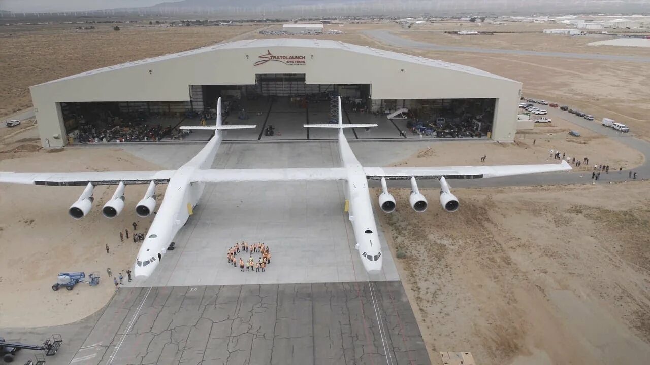 Самолет с размахом крыльев 30 м летит. Roc (stratolaunch model 351). самолет stratolaunch model 351. двухфюзеляжный самолет stratolaunch. самолет roc stratolaunch.