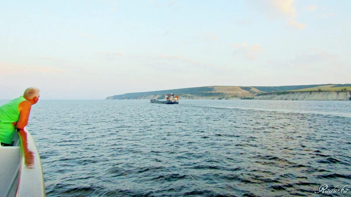 вдали показался дымок поезда лодка показалась