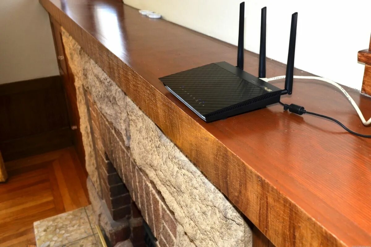 Домашний wifi роутер. Роутер в доме. wi-fi роутер в доме. роутер в интерьере. роутер для телевизора.