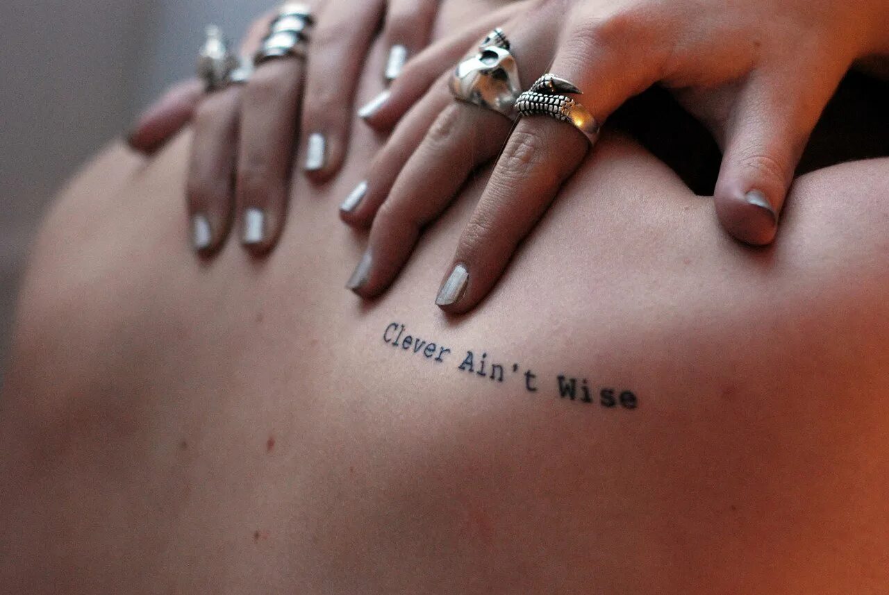 Надпись татуировка для девушек со смыслом. Тату надписи. Татуировки со смыслом. Маленькие Татуировки для девушек. Татуировки надписи для девушек.