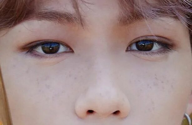 Какие глаза у феликса. Глаза феликса из stray kids. цвет глаз феликса из stray kids. веснушки феликса stray kids.