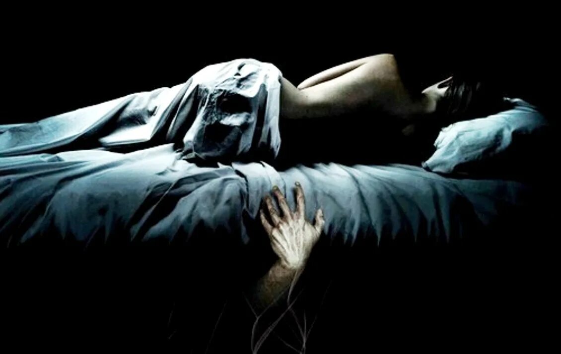 здоровый сон. спящий человек. парень спит ночью. девушка в постели ночью. спящие люди.