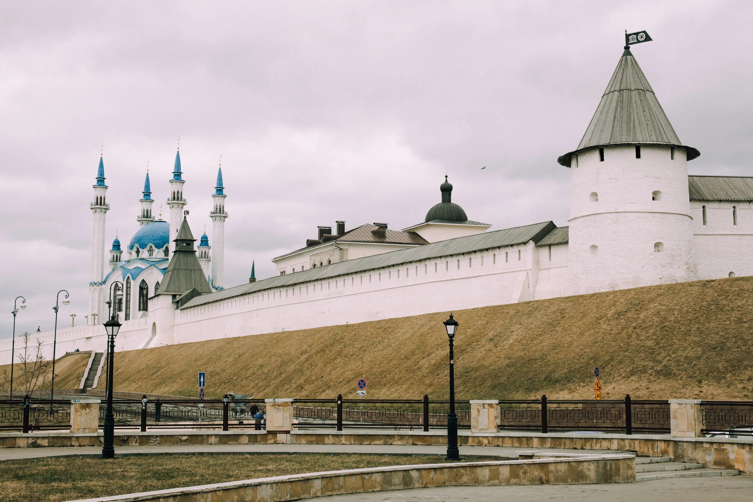 Туристы в казани. Можно приехать в казань. Казань обзорная экскурсия. Казанский кремль экскурсия. Казанский кремль татарстан.