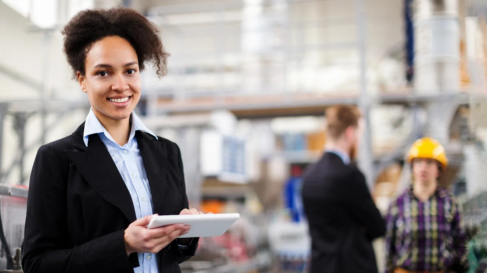 Инспектор по качеству. Инспектор контроля качества. инспектор по контролю в ресторане. smiling workeron the factory.