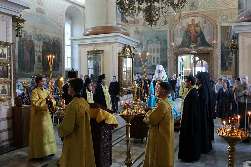 В канун какого праздника происходит