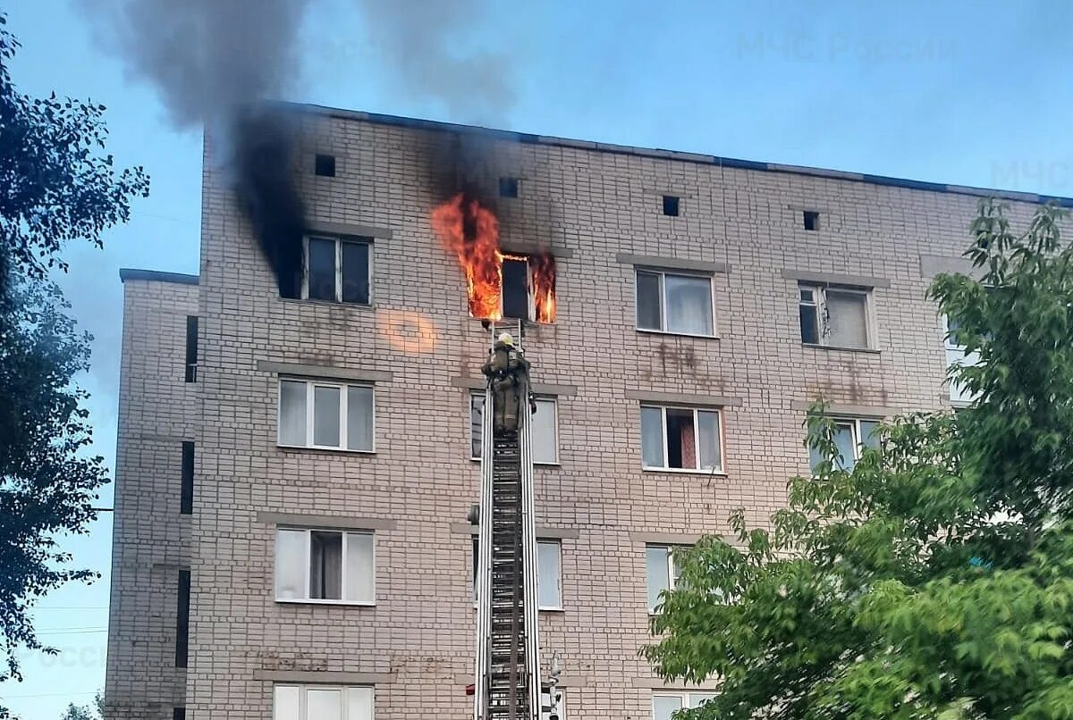 Пожар в 3 общежитии. Пожар в квартире. Сгоревший дом. Пятиэтажный дом. Пожар в общежитии.