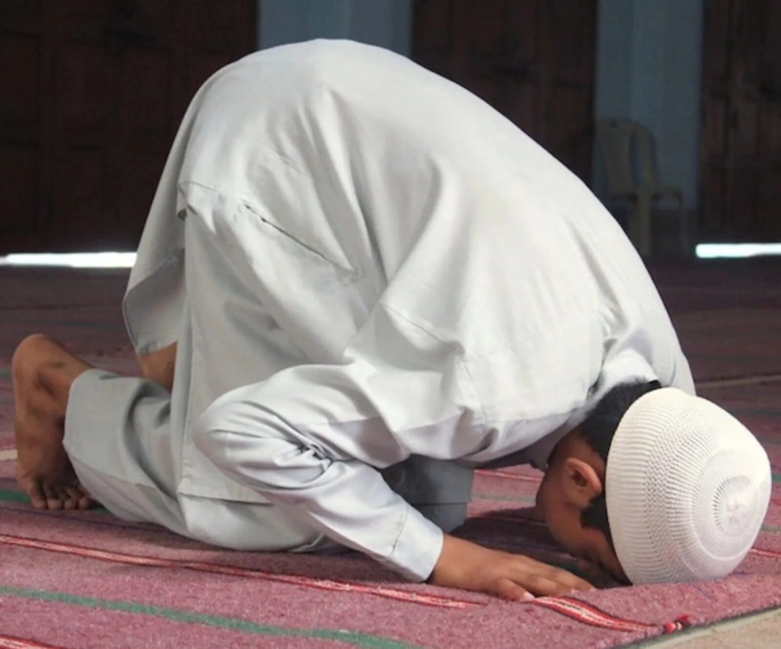 Намаз. Мусульманин в поклоне. Мусульманин молится. Что такое намаз у мусульман.