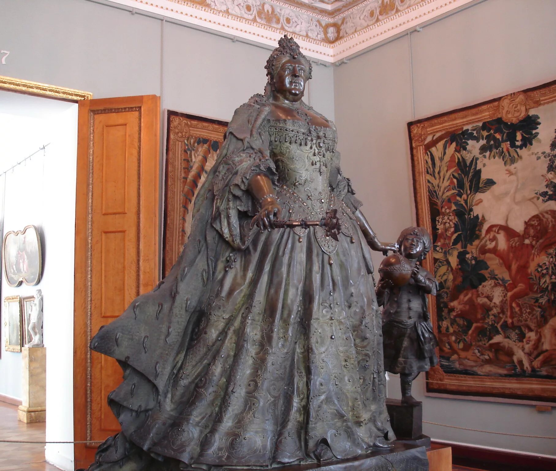 памятник анне иоанновне. памятник анне иоанновне. анна иоанновна с арапчонком скульптура. императрица анна иоанновна с арапчонком. памятник анне иоанновне.