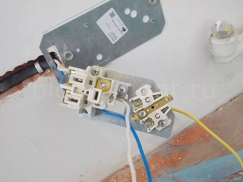 Подключение розетки духового шкафа варочной панели. Розетка Schneider Electric ra32-211r-b. Клеммник для подключения варочной панели и духового шкафа 220 вольт. Розетка +для плиты комбинированная, 16а ра32-211. Розетка ра32-211 комбинированная.