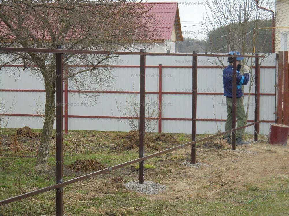 Крепление для забора. Монтаж забора на даче. Забор между участками. Подготовка к установке забора. Монтаж забора монтаж заборов рф price