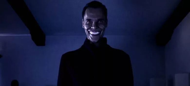 Улыбающийся человек ужастик. Джек николсон джокер улыбается. Улыбающийся человек страшилка. Джек николсон улыбка. Улыбающийся человек ужасы.