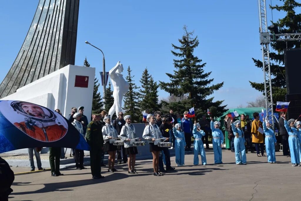 Какому событию приурочено празднование дня космонавтики. День космонавтики приземление Гагарина Энгельс. Празднование дня космонавтики. 12 Апреля празднование. Традиции празднования дня космонавтики.