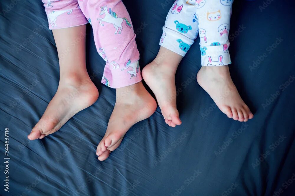 Ступни детей в кровати. Детская нога. Ноги на кровати с ребенком. Feet дети. Foot телеграм