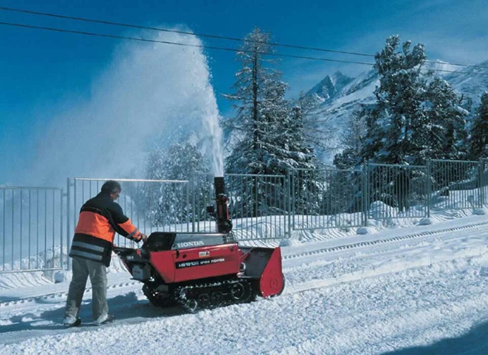 Техника в снегу. Снегоотбрасыватель Honda hs2411. Yanmar снегоуборщик. Снегоочиститель ФРС 3.2. Мощный снегоуборщик.
