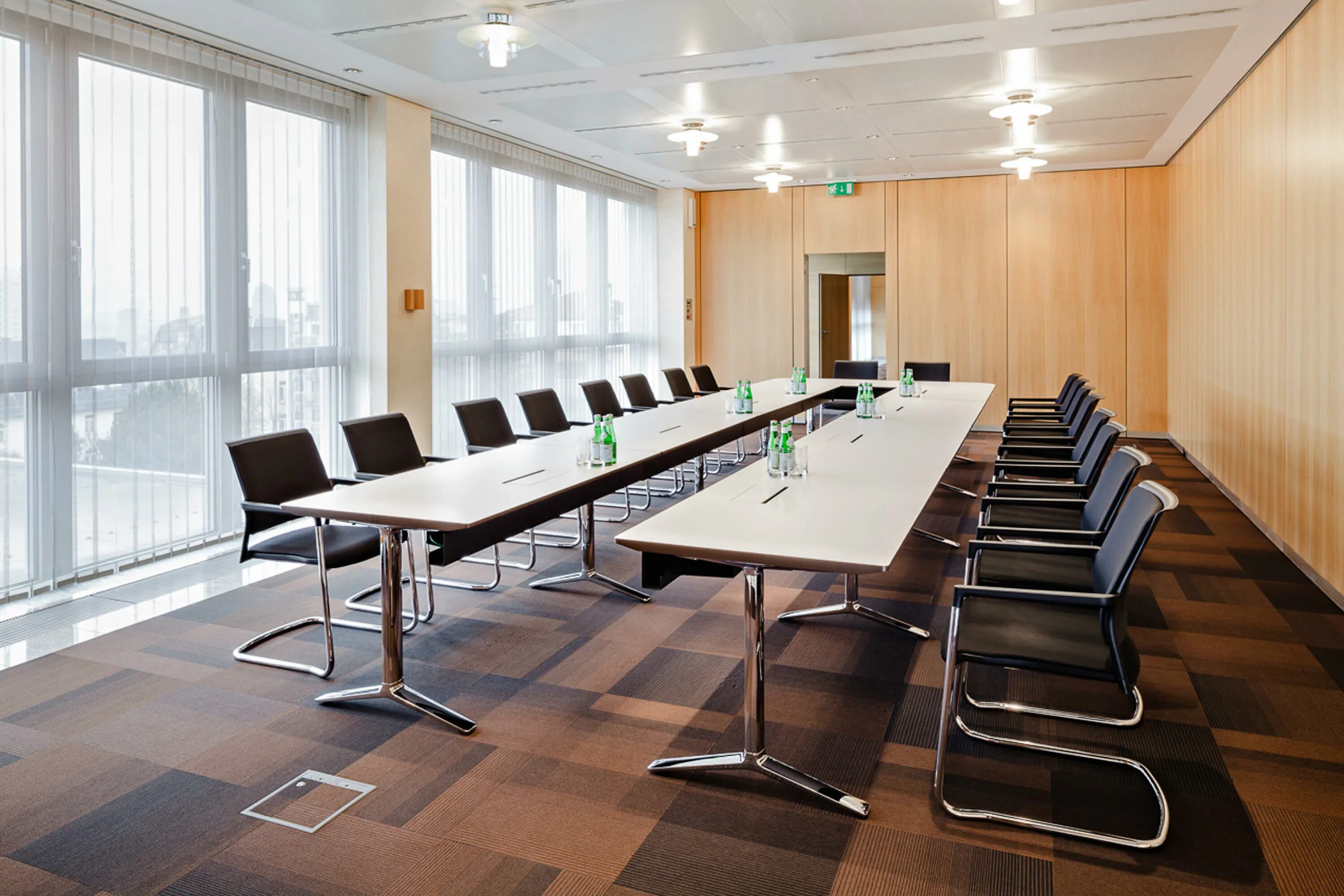 система переговоров. конференц стол италия. переговорная комната. система переговоров. лахта плаза конференц зал.