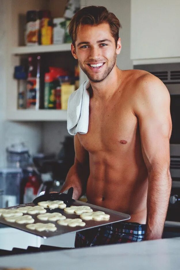 Hot cooking. Kacey Carrig. Красивые горячие парни. Красивый мужчина на кухне. Мужчина в фартуке на кухне.