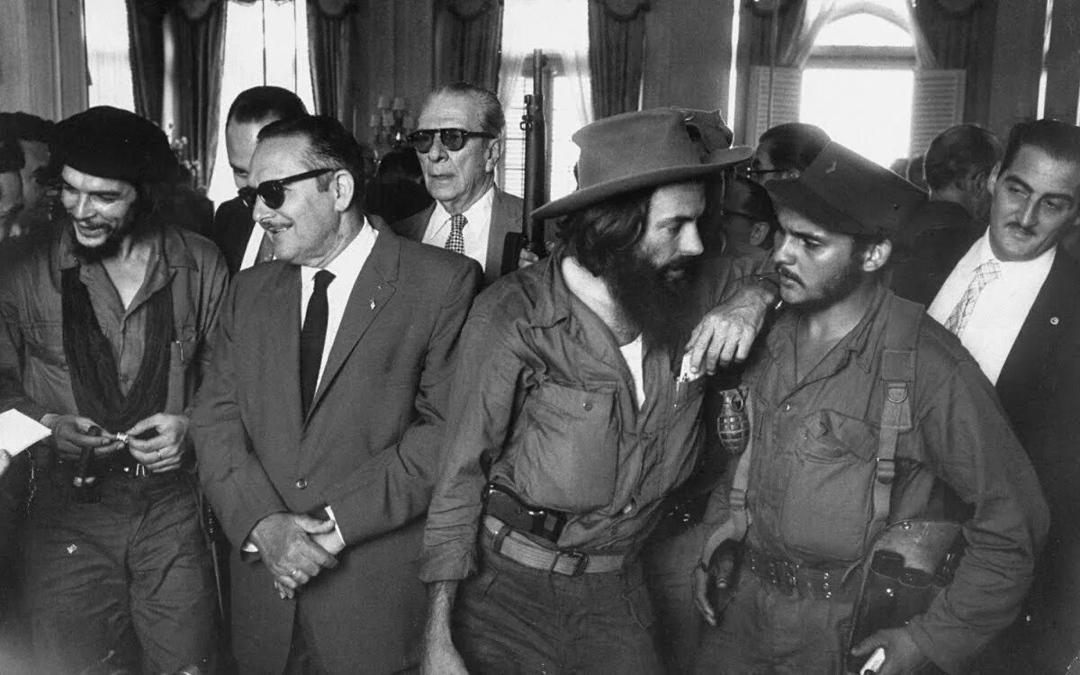 Эрнесто гевара кубинская революция 1959. Кубинская революция че гевара. Кубинская революция че гевара. Эрнесто че гевара с кастро. Кубинская революция кастро и че гевара.
