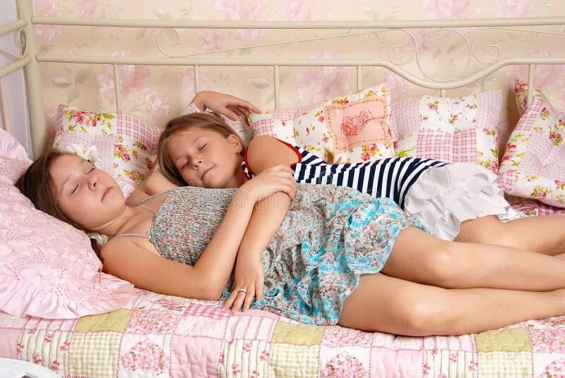 Вечеринка с сестрами. Юные в постели. Сестра пришла переночевать к сестре. Сестра в пижаме. Соблазнение сестры.