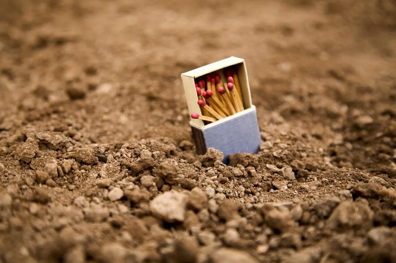 Девушка в коробке. Хоккейный корт 40 20 спортплощадка. Футбольная площадка во дворе. Универсальная спортивная площадка. Поле коробки.