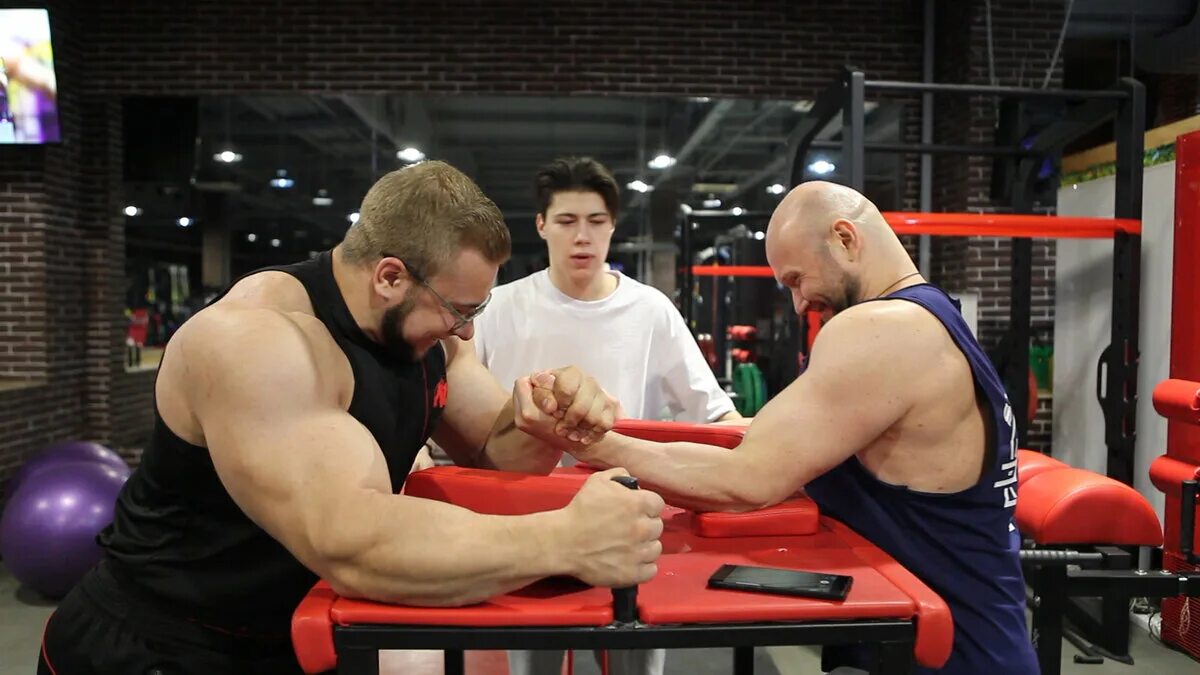 Чемпион россии по армрестлингу 2019. Армрестлер василий кузнецов. Двое мужчин армрестлинг. Притворяется новичком армрестлинг. Василий цыпленков армрестлинг ботаник.