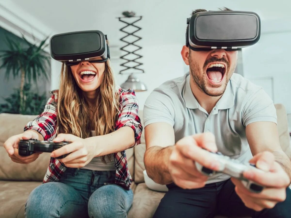 Человек в очках виртуальной реальности. Виртуальная реальность эмоции. Парень в очках виртуальной реальности. Человек в VR очках.