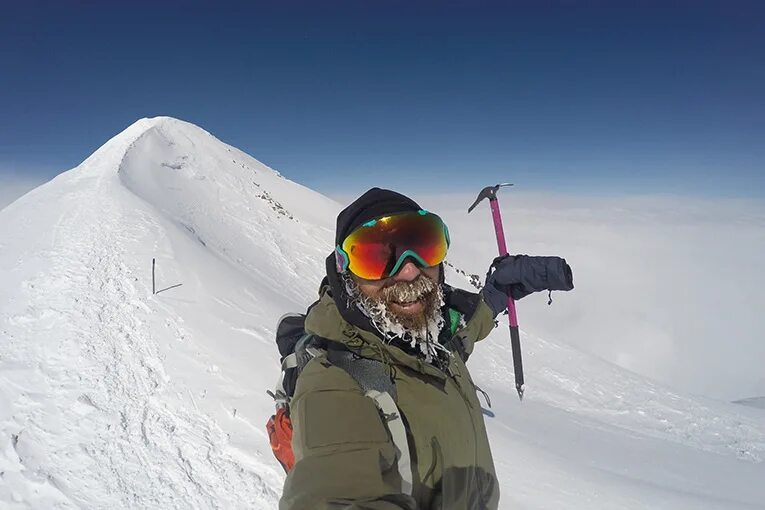 Восхождение на эльбрус тур. Покорители эльбруса. Покорить эльбрус. Эльбрус восхождение 3800 метров. Эльбрус покорение вершины.