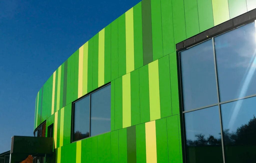 Линеарные панели с сэндвич панелью. Фасадные вентилируемые сэндвич панели техностиль. Trimo qbiss one. Стеновые сэндвич панели промздание. Фасад сэндвич.