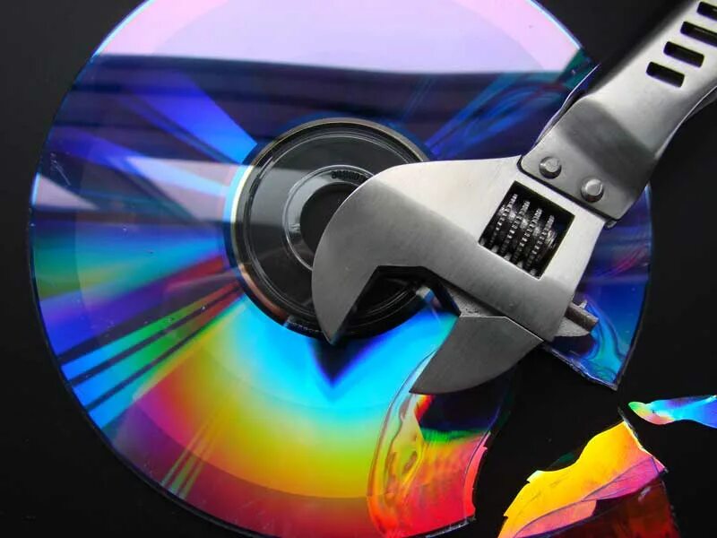 Компакт диск защита. Звуковой компакт-диск. Держит компакт диск. Cd-dvd диски и дискеты. Мягкий диск для компьютера.