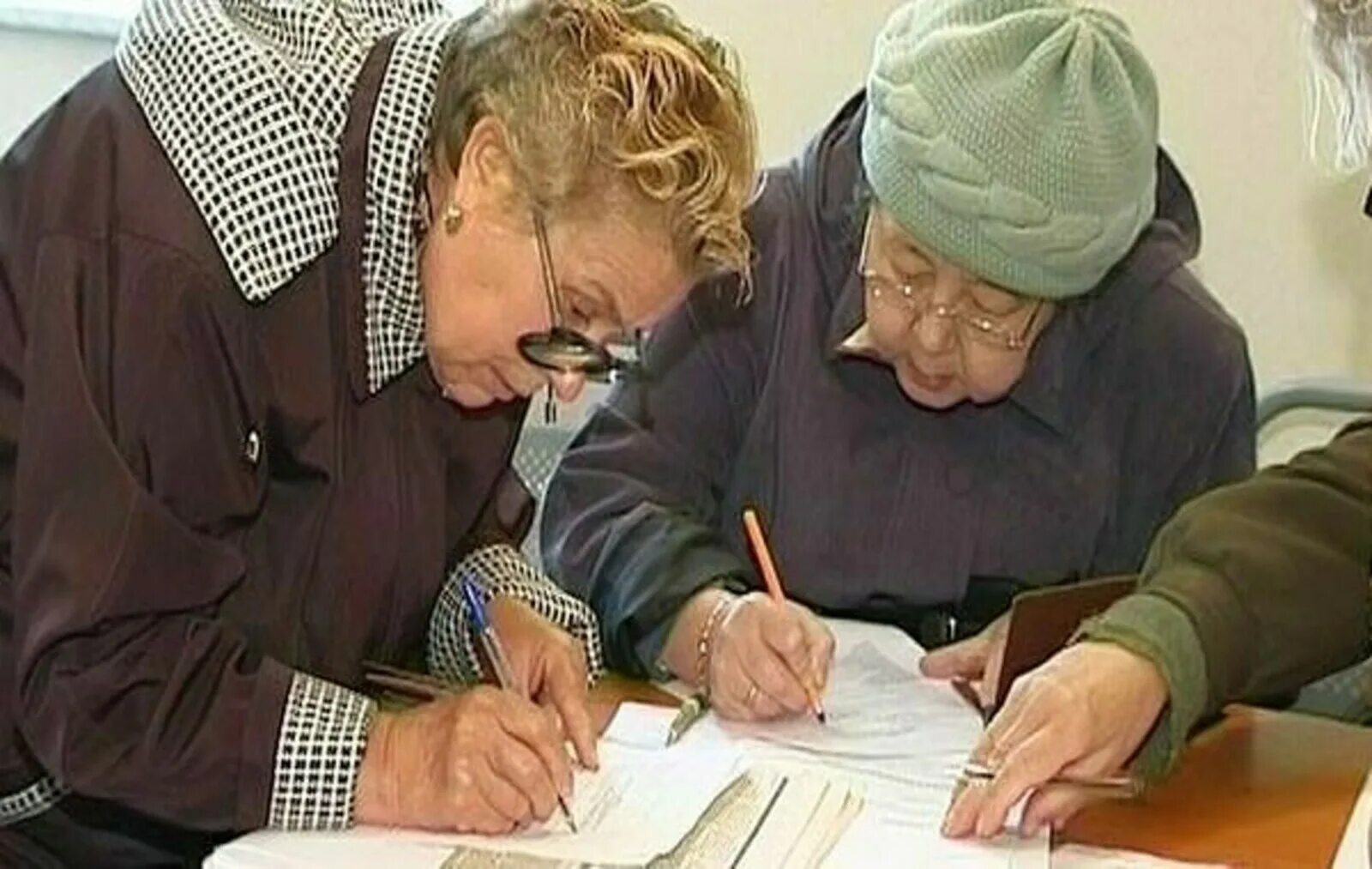 Пенсионер подписывает. Пенсионеры которые жалуются. Пенсионер пишет.