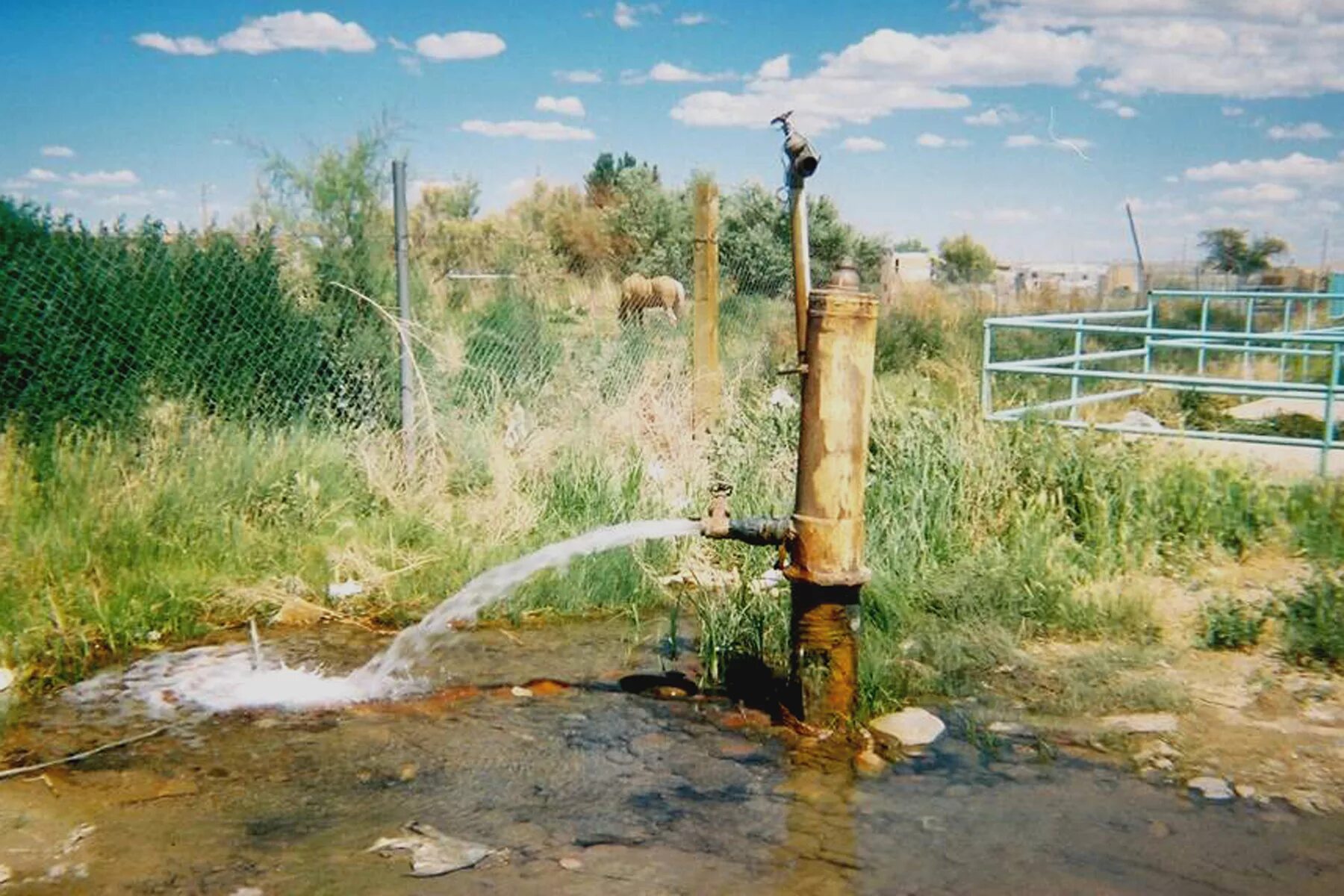 Скважина на воду. Водяная скважина. Артезианская вода скважина. Колодец водоснабжения.