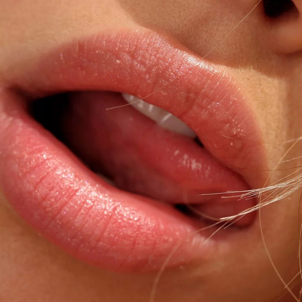 Пухлые губы. Соблазнительные губы. Губы девушки. Красивые губы. Девушка с высунутым языком.