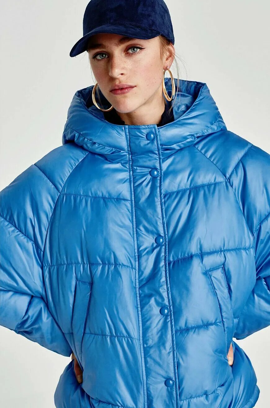 Синяя короткая куртка. Zara Lightweight Puffer Jacket женская куртка. Синяя куртка женская. Голубая дутая куртка женская. Голубая куртка оверсайз.