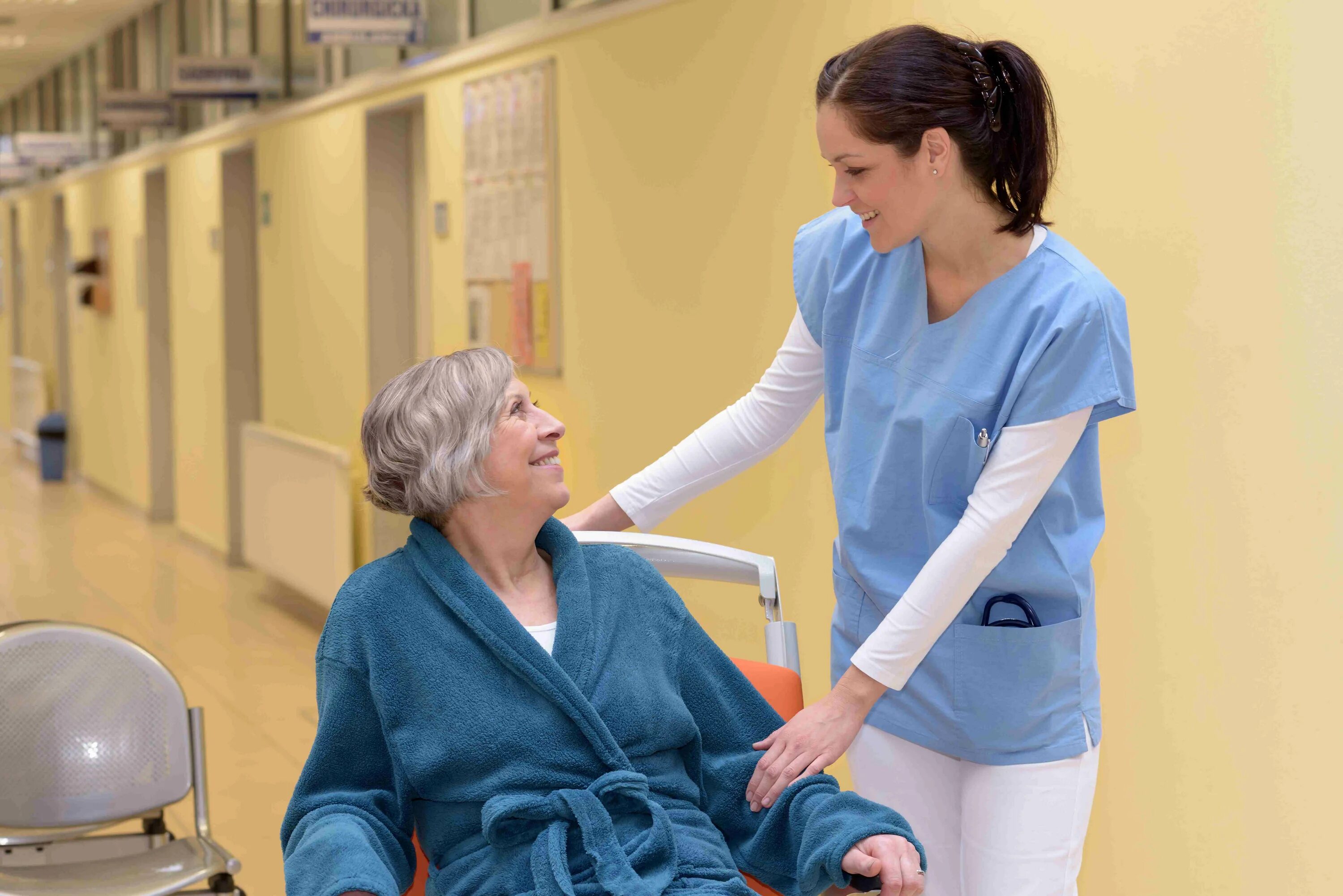 Health Care aide. Nursing Home. Hospital aide. Пациенты ждут. Стационарная женщина