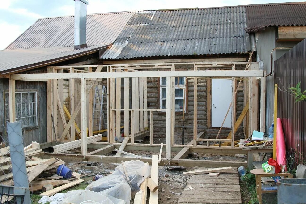 Каркасный пристрой к деревянному дому. Каркасная пристройка 3 на 6. Веранда из бруса 150х150. Пристрой к деревянному дому. Веранда к дому.