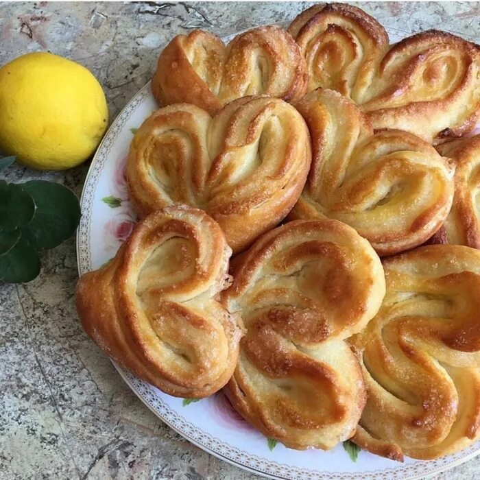 Плюшки с сахаром. Булочки сердечки. Сахарные булочки. Пюшки. Воздушные плюшки с сахаром рецепт