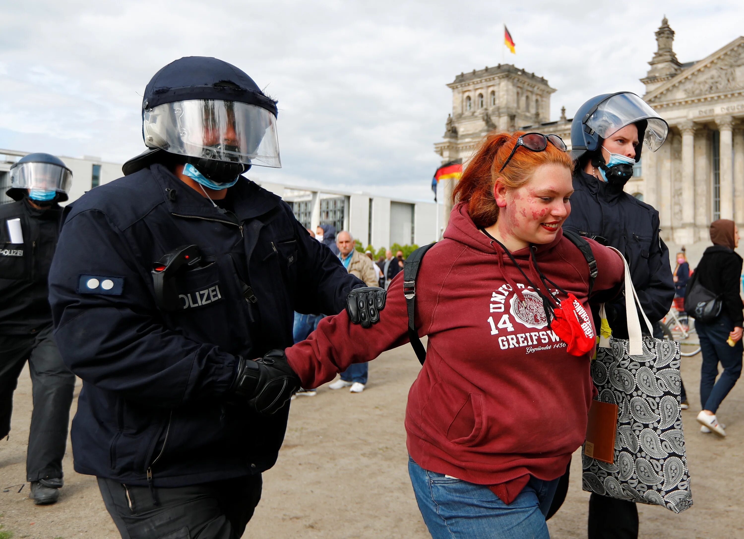 Протесты в Германии. Германия люди. Полиция Европы. Полиция в Германии и люди.